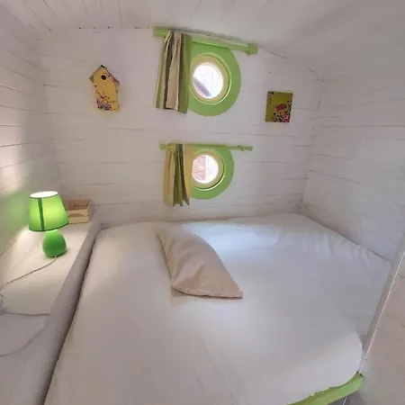 Les Copains A Bord - D'hotes Et Roulottes Bed & Breakfast
