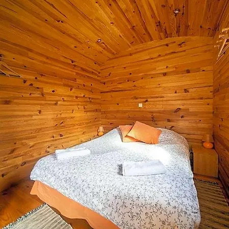 Les Copains A Bord - D'hotes Et Roulottes Bed and breakfast Saint-Julien-d'Arpaon